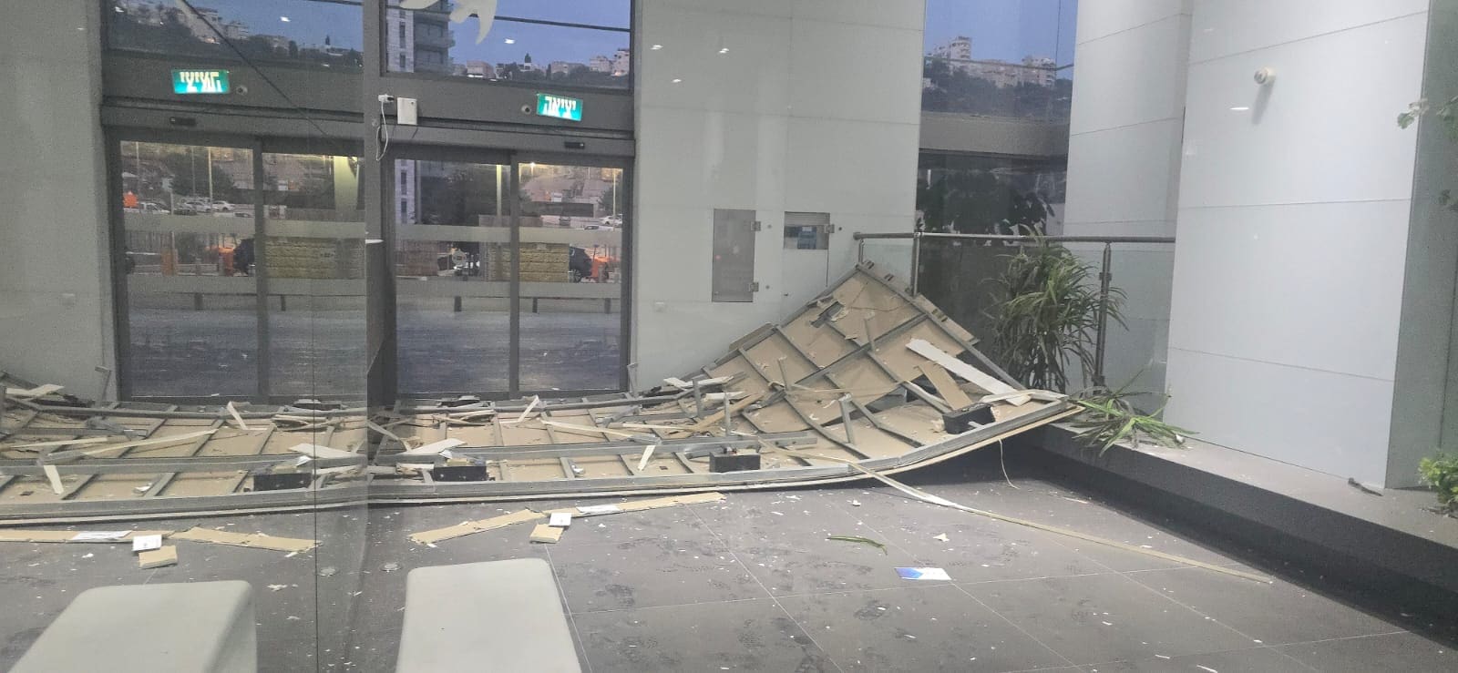 תקרה קרסה בלובי של בניין ברמת הנשיא בחיפה 3/11/25 (צילום: חי פה בשטח)