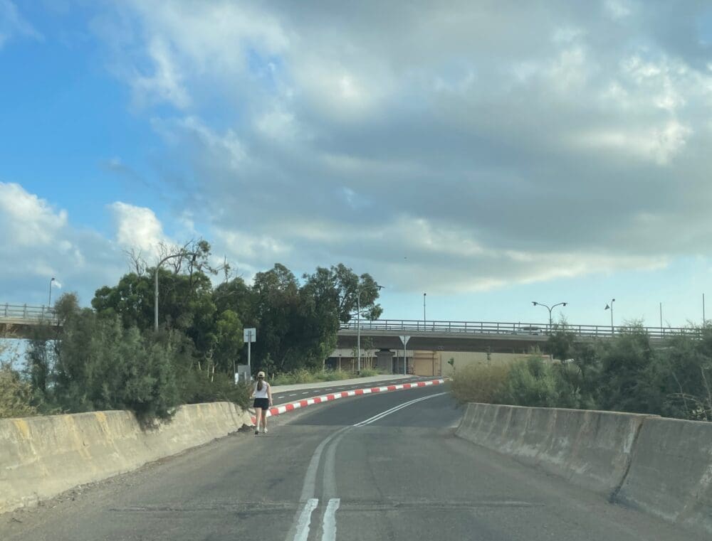 כיום הדרך לחוף המבצר מכיוון שכונת הרכס עוברת בגשר הצר מעל נחל אורן. במרחק ניתן לראות את הגשר שעליו צריך להמשיך במסע הארוך לחוף (צילום: יונתן גרשון)