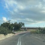 כיום הדרך לחוף המבצר מכיוון שכונת הרכס עוברת בגשר הצר מעל נחל אורן. במרחק ניתן לראות את הגשר שעליו צריך להמשיך במסע הארוך לחוף (צילום: יונתן גרשון)