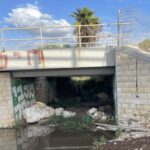 תושבים עוברים במעבר המים של נחל אורן מתחת לפסי הרכבת (צילום: יונתן גרשון)