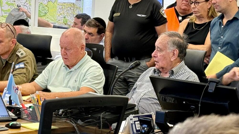 יונה יהב ודוד לוריא - המרכז לניהול משברים (מנ"מ) של עיריית חיפה (צילום: ראובן כהן, דוברות עיריית חיפה)
