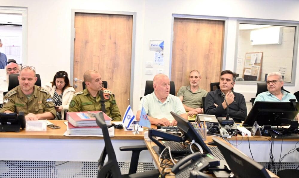 אנשי עיריית חיפה ומפקדי פיקוד העורף במהלך תרגול מפקדות - המרכז לניהול משברים (מנ"מ) של עיריית חיפה (צילום: ראובן כהן, דוברות עיריית חיפה)
