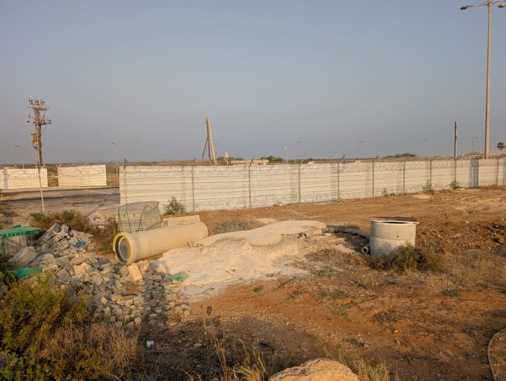 חסימת המעבר לחוף המבצר משכונת הרכס (צילום: יונתן גרשון)