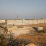 חסימת המעבר לחוף המבצר משכונת הרכס (צילום: יונתן גרשון)
