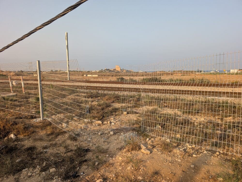 פירצה חדשה בגדר המסילה סמוך למקום בו היה קיים מעבר מסילה בין שכונת הרכס לחוף המבצר (צילום: יונתן גרשון)