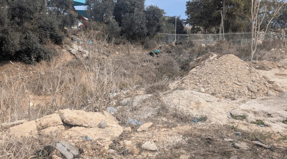 פסולת בניין בדליה (צילום: פנינה מדן)
