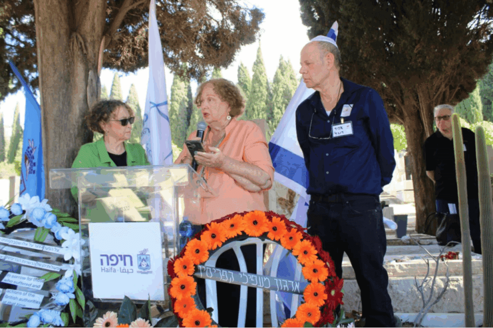 אסתר רותם (משמאל), לאה וירטהיים ואמיר רוגל בטקס האזכרה לנפטרי קפריסין ו"רפיח" (צילום: אלי גולינסקי)