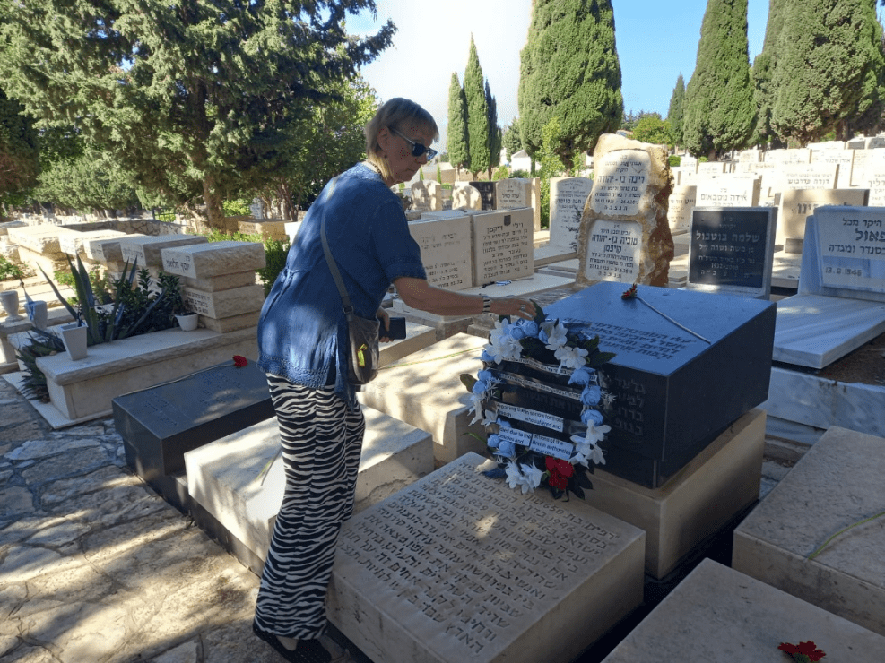 תמר טיילור נציגת הארגון הבריטי "לגשר על הפער" מניחה זר באנדרטת נספי הרפיח. (צילום: אמיר רוגל)