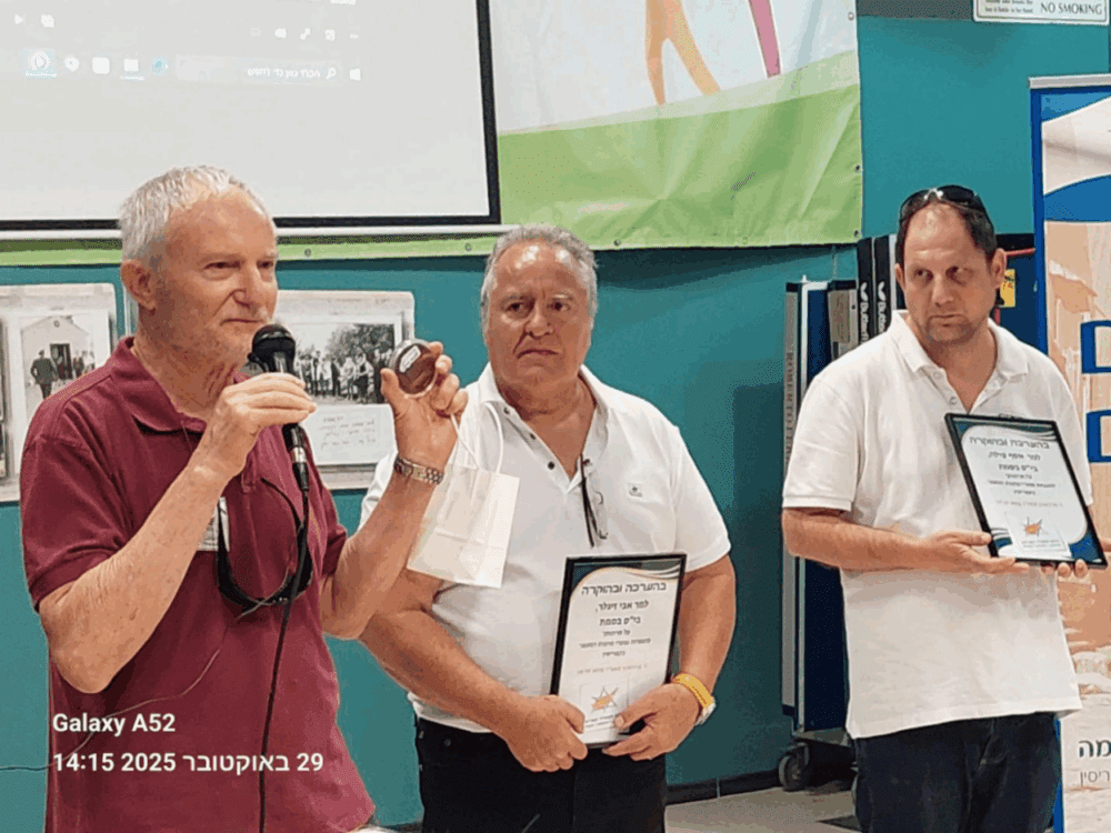 אבי שאול, יליד קפריסין וממייסדי ארגון מעפילי קפריסין מעניק הוקרה לאבי זיגלר מנהל בית הספר בסמת ולמורה להיסטוריה, אסף פילה. (צילום אלי גולינסקי)