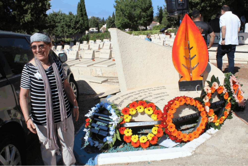 בברלי בייליס מהארגון הבריטי "לגשר על הפער" לאחר הנחת זר באנדרטת נפטרי קפריסין בחיפה (צילום: אלי גולינסקי)