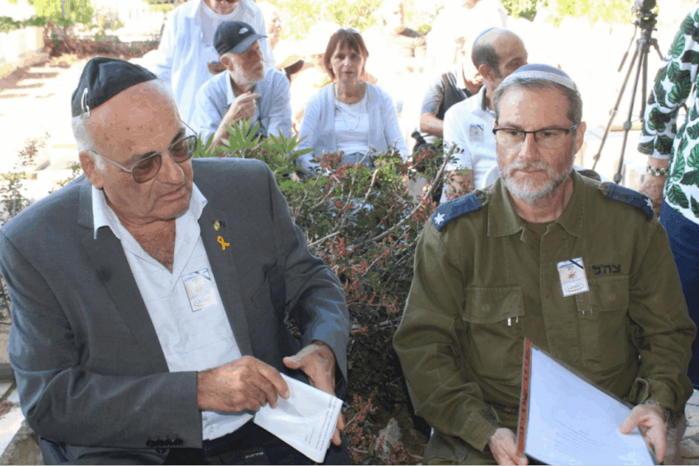 חבר מועצת העיר חיפה, מוטי בליצבלאו, והרב הצבאי, רס"ן אהרון פינקלשטיין, בטקס האזכרה בבית העלמין בחיפה, נוב' 2025 (צילום אלי גולינסקי)