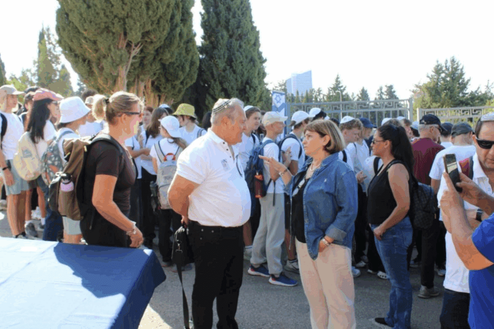 אבי זיגלר, מנהל בית הספר בסמת וכמה מהתלמידים, עם משכית גילן שוחט, בתו של אפרים גילן (צילום: אלי גולינסקי)
