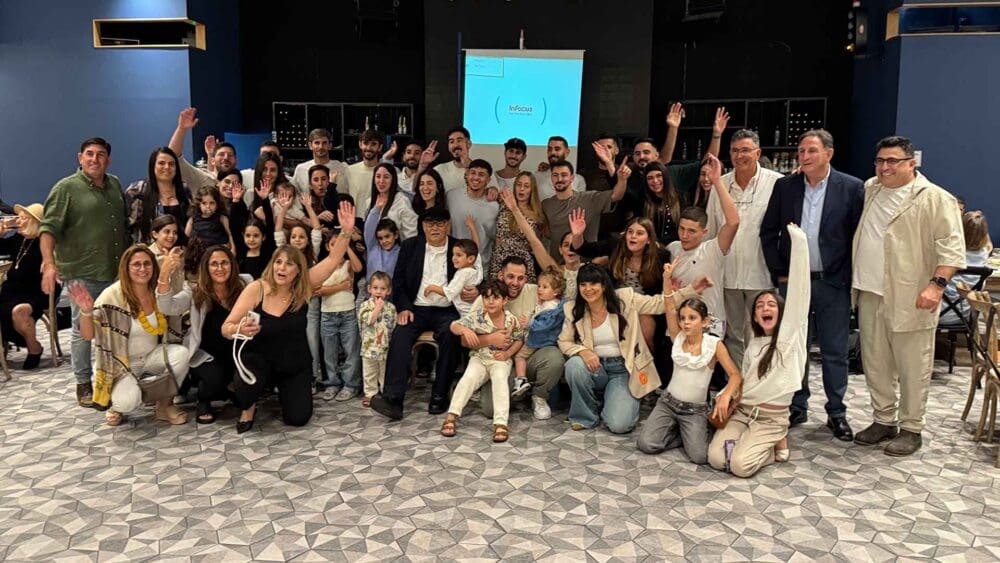 יעקב בן עזרא חוגג 90 עם שבט בן עזרא - ילדיו נכדיו וניניו (צילום: ירון כרמי)