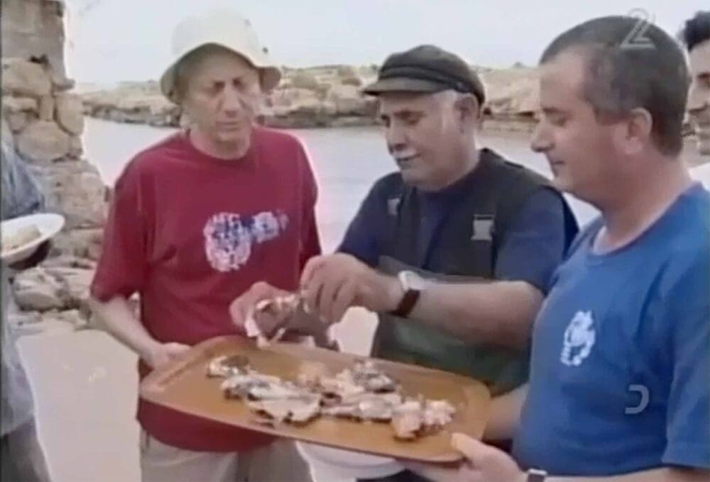 בן עזרא עם מוני מושונוב (מתוך שידור בערוץ 2)