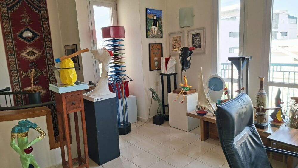 בבית חיים בירן -מבט אל חלק מהיצירות אשר בחלל המגורים (צילום: רחלי אורבך)