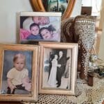 בבית חיים בירן – פינת תמונות משפחה ומזכרות (צילום: רחלי אורבך)