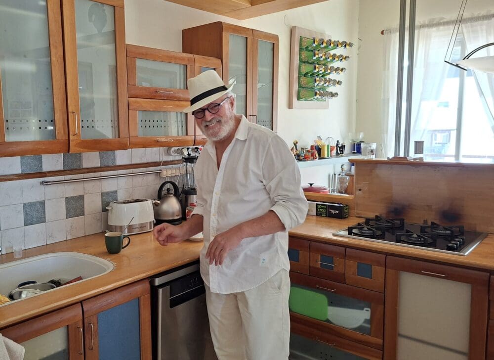 חיים בירן - אדריכל, אמן, הוגה ומשורר במטבח מעונו (צילום: רחלי אורבך)