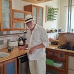 חיים בירן – אדריכל, אמן, הוגה ומשורר במטבח מעונו (צילום: רחלי אורבך)