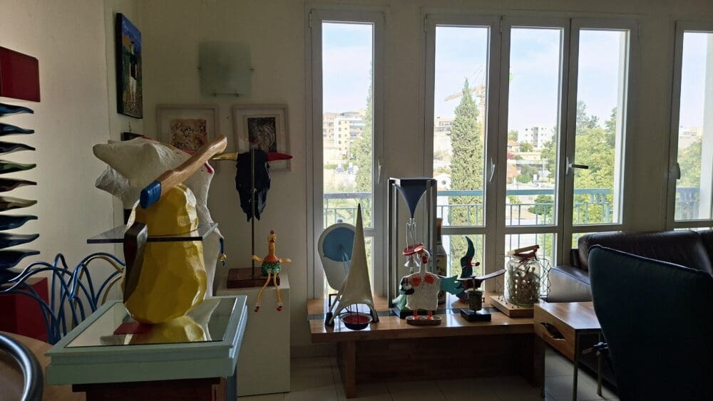 בבית חיים בירן - חלל המגורים וחלק הנוף הנשקף (צילום: רחלי אורבך)