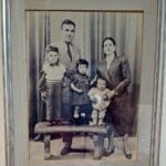 בבית חיים בירן – משפחת ביטון, ממגורשי ספרד בביתם בחיפה (צילום: רחלי אורבך)