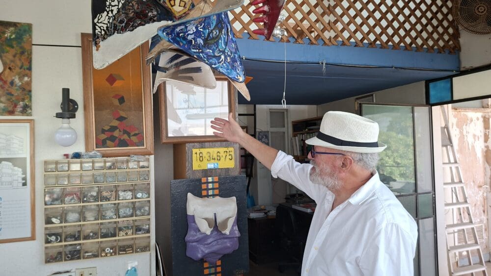 חיים בירן - הסברים אודות יצירות, בחדר העבודה (צילום: רחלי אורבך)
