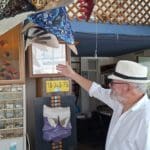 חיים בירן – הסברים אודות יצירות, בחדר העבודה (צילום: רחלי אורבך)