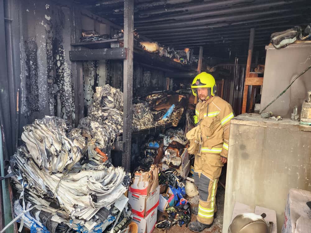 מכולה עלתה באש באתר בנייה בחיפה (צילום: כבאות והצלה)