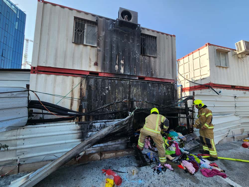 מכולה עלתה באש באתר בנייה בחיפה (צילום: כבאות והצלה)