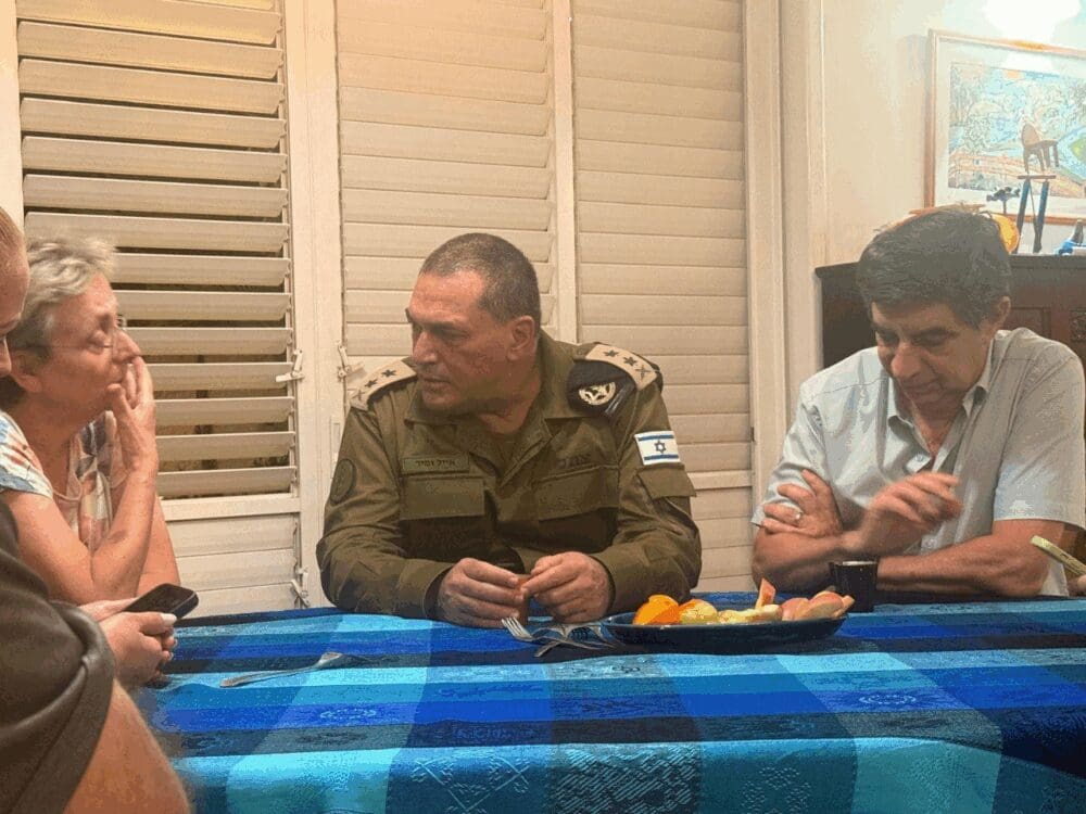 הרמטכ"ל נפגש עם הוריו של הדר גולדין ז"ל בביתם (צילום: דובר צה"ל)