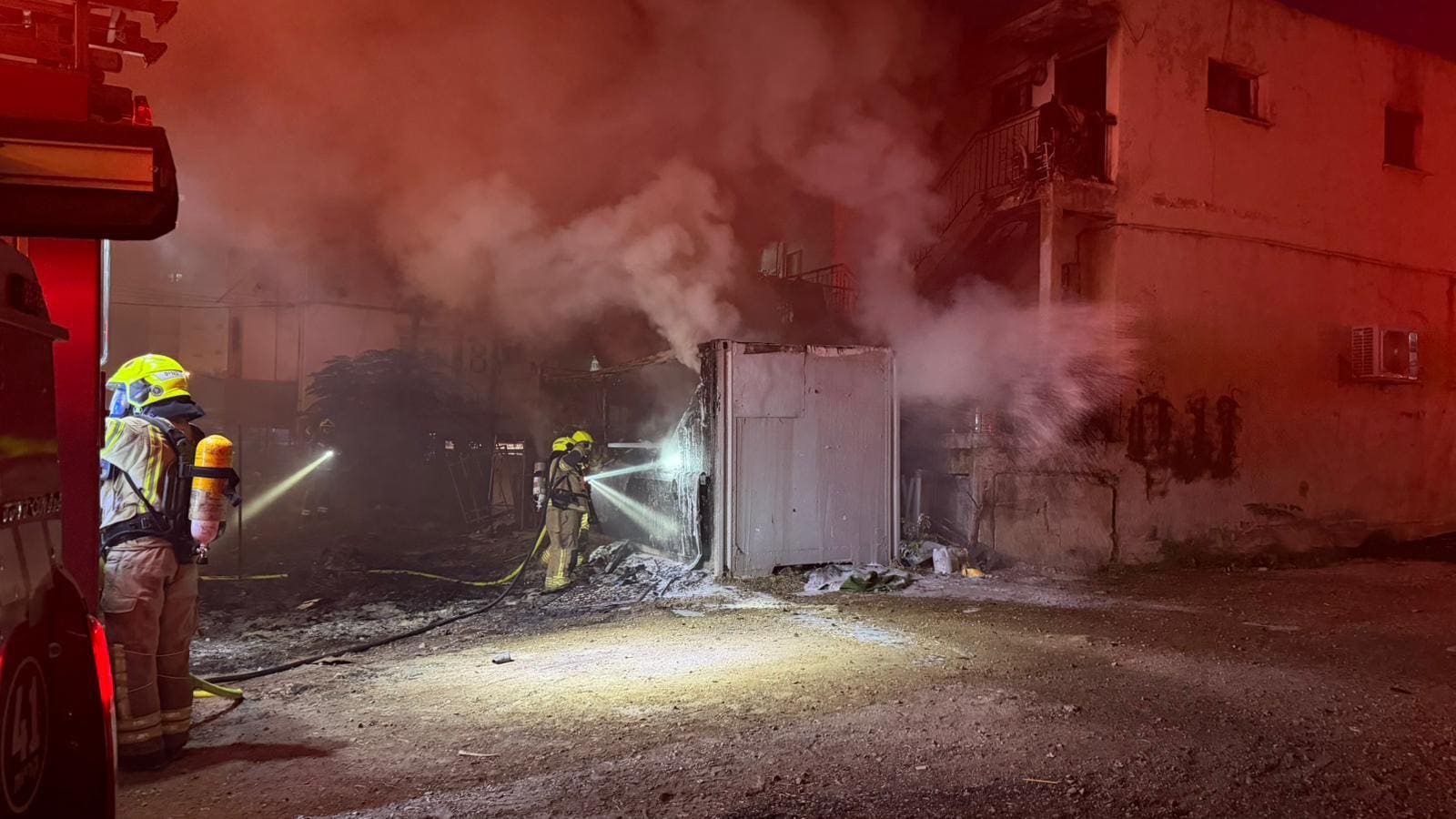 שריפת מכולה סמוך למבנה בקריית אתא (צילום: כבאות והצלה)