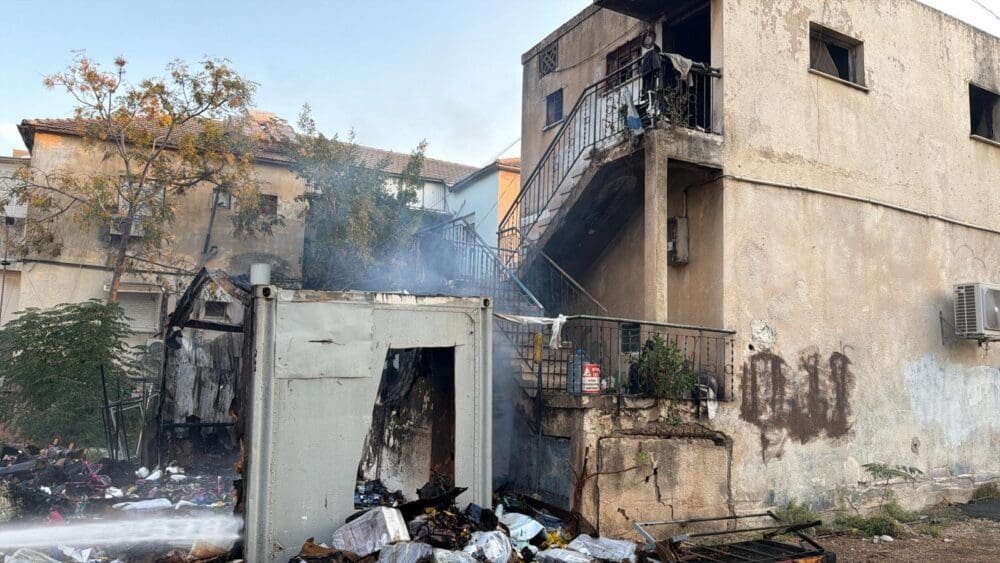 שריפת מכולה סמוך למבנה בקריית אתא (צילום: כבאות והצלה)