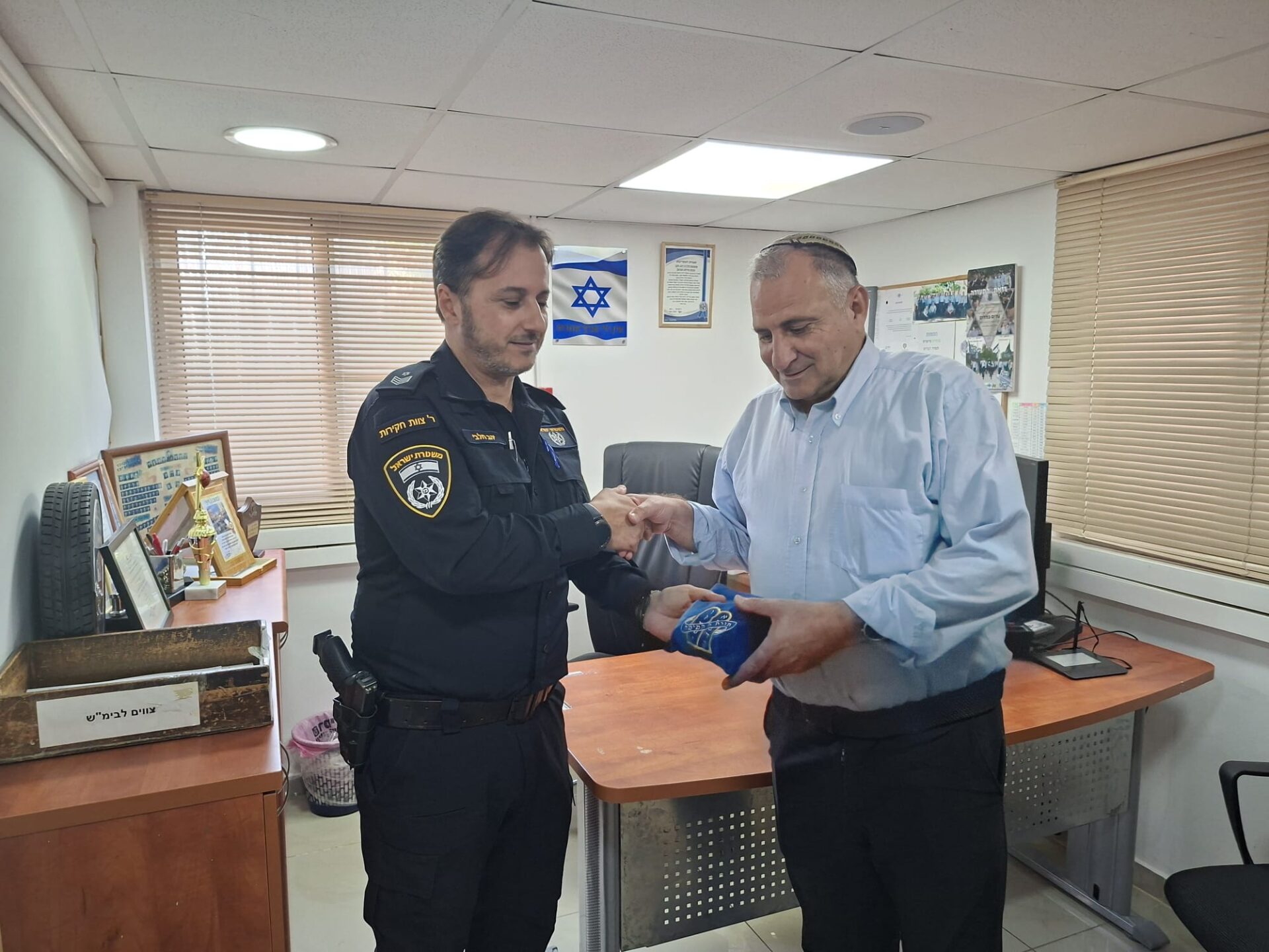 שוטר טירת כרמל משיב את התפילין לבעליו (צילום: משטרת ישראל)