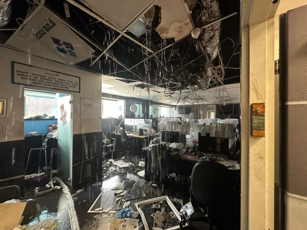 שריפה שתוחמה באמצעות מתזים במבנה משרדים בצ'ק פוסט (צילום: כבאות והצלה)