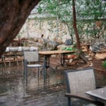גשם, מעונן, עננים, חורף, חורפי, כיסא, שולחן, שולחנות, מסעדה, ריק