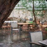 גשם, מעונן, עננים, חורף, חורפי, כיסא, שולחן, שולחנות, מסעדה, ריק