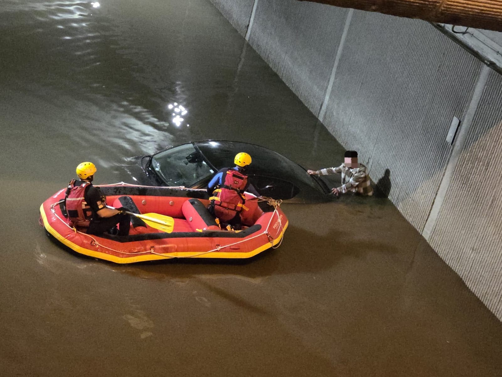 חילוץ נהג שנלכד עם רכבו בהצפה ברחוב חלוצי התעשייה בחיפה 15/11/25 (צילום: כבאות והצלה)