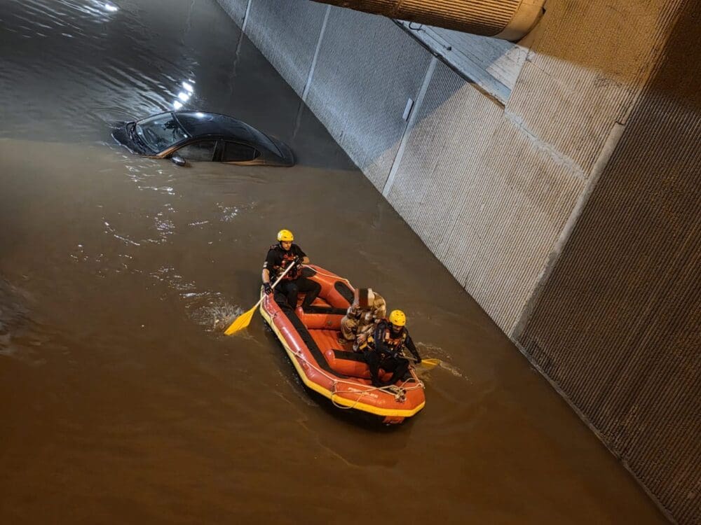 חילוץ נהג שנלכד עם רכבו בהצפה ברחוב חלוצי התעשייה בחיפה 15/11/25 (צילום: כבאות והצלה)