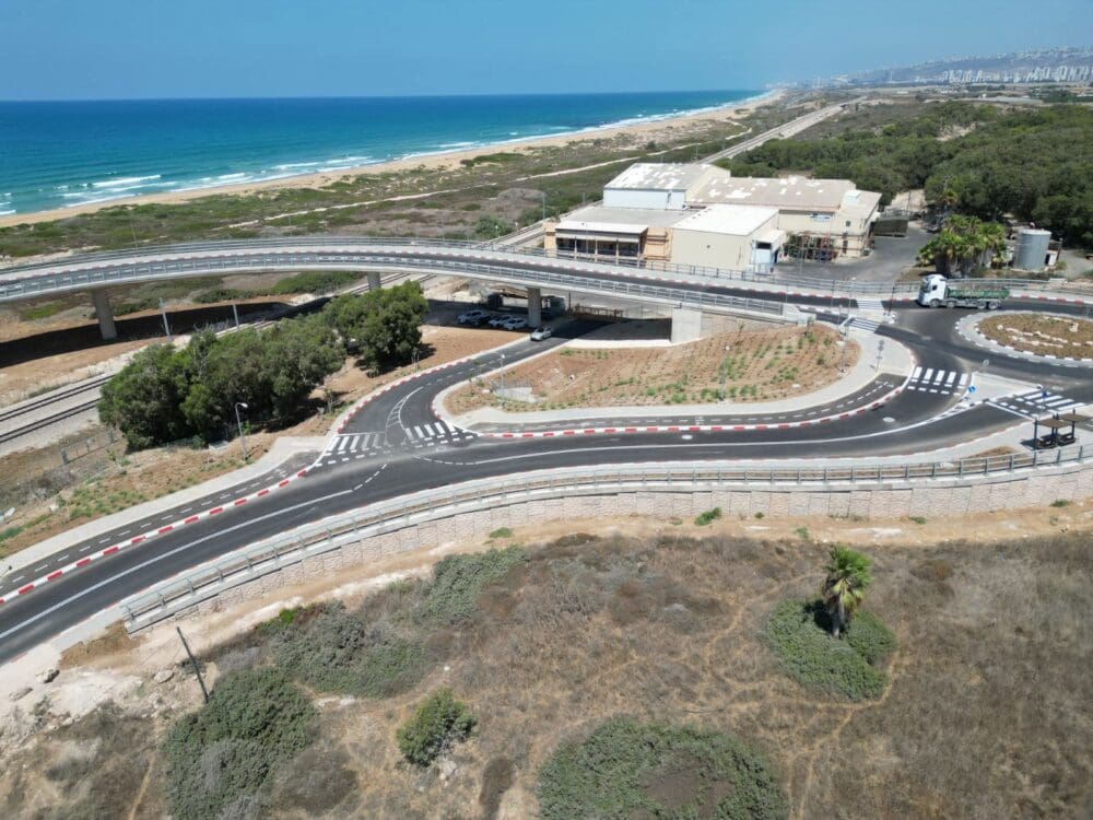 הגשר מעל מסילת הרכבת - חוף המבצר - עתלית (צילום: רכבת ישראל)