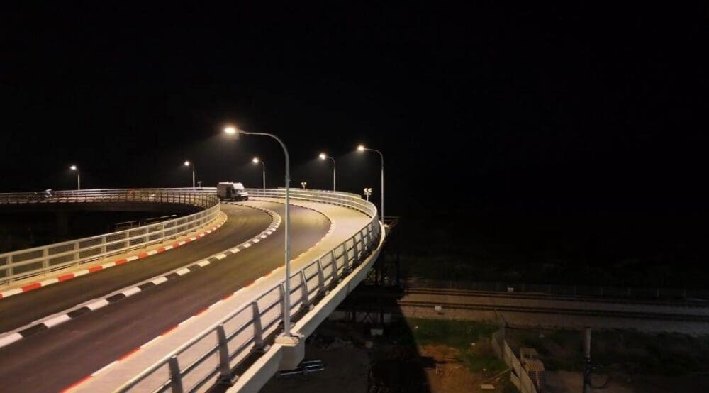 מסלול להולכי רגל קיים על הגשר. הוא מואר בלילה (צילום: רכבת ישראל)