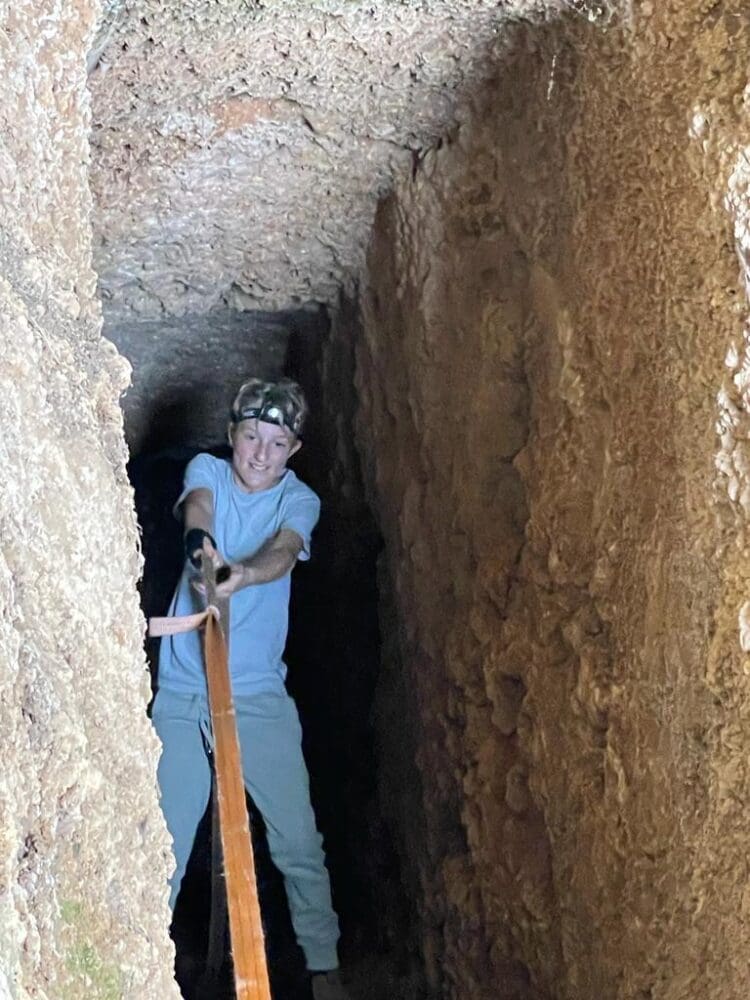 איתמר פרנקו בזמן הביקור במערה החשודה כנגועה. (צילום: באדיבות המשפחות)