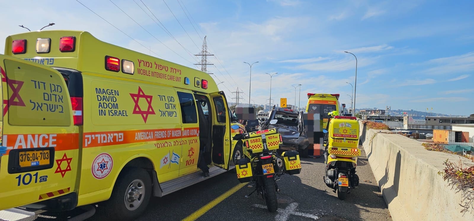 תאונת דרכים בין רכב פרטי למשאית (צילום: מד