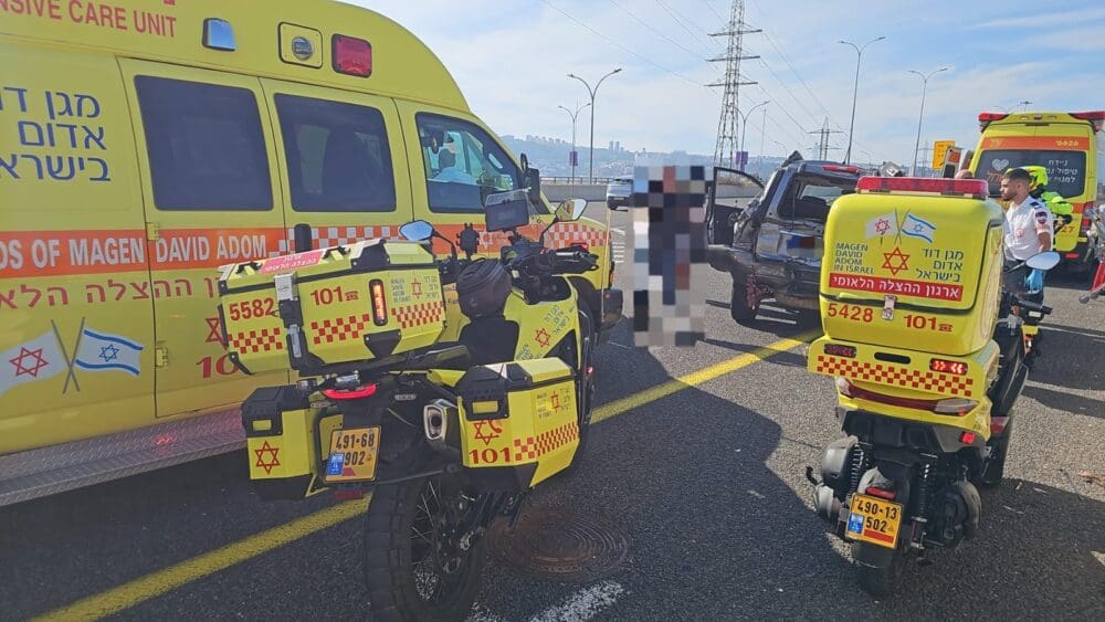 תאונת דרכים בין רכב פרטי למשאית (צילום: מד"א)