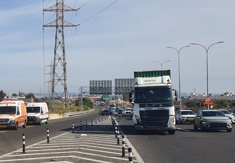 כביש 22: תאונה עם משאית (צילום: איחוד הצלה)
