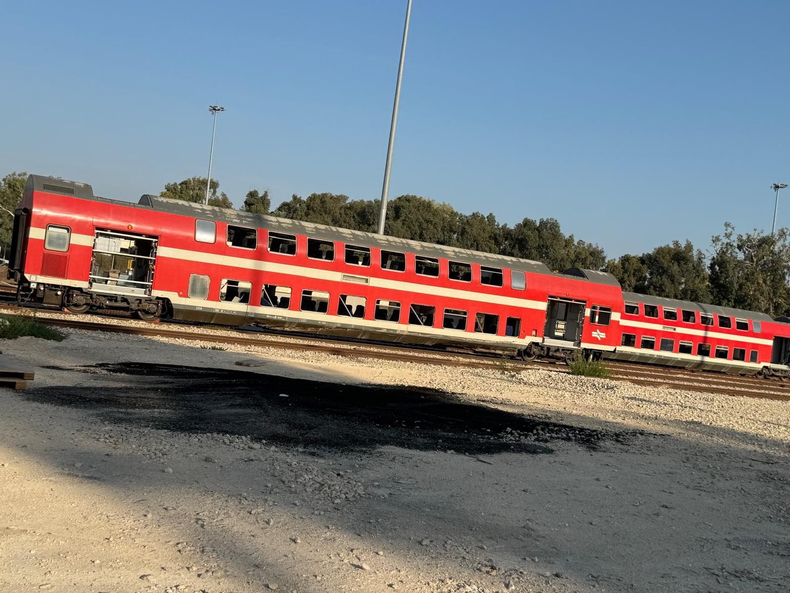 הדלקה מבוקרת של קרון רכבת דו־קומתי במסגרת תרגיל (צילום: כבאות והצלה)