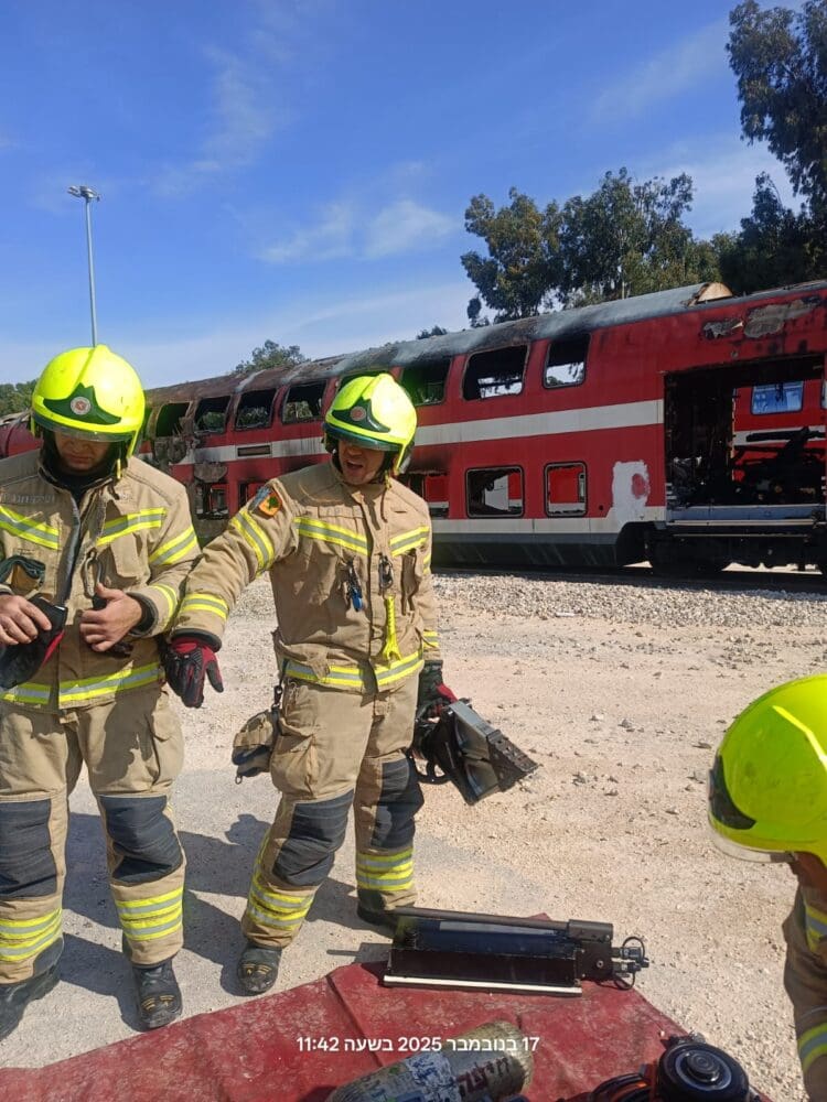 הדלקה מבוקרת של קרון רכבת דו־קומתי במסגרת תרגיל (צילום: כבאות והצלה)