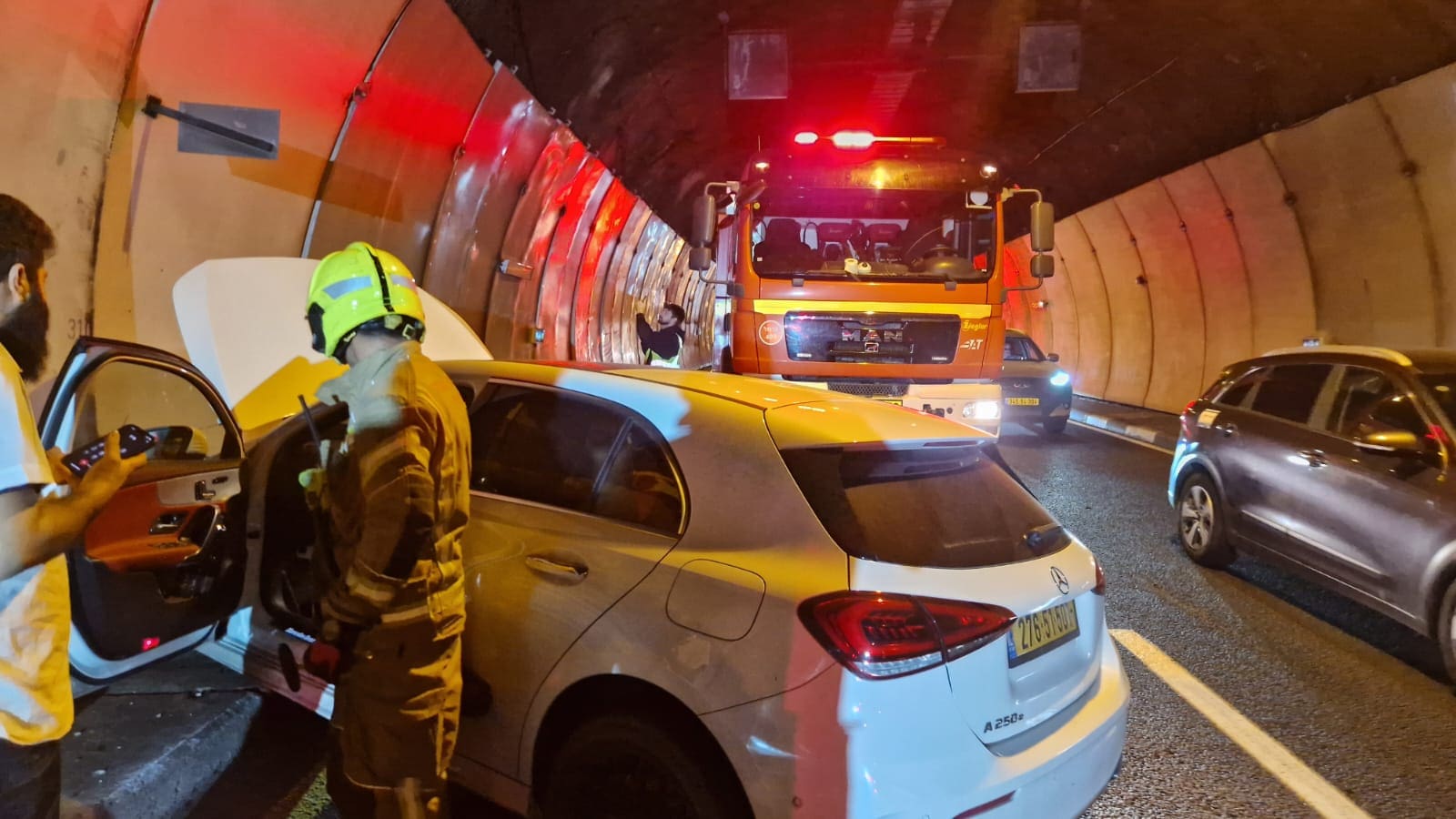 תאונה במנהרות הכרמל (צילום כבאות והצלה)