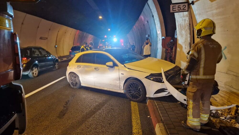 תאונה במנהרות הכרמל (צילום כבאות והצלה)