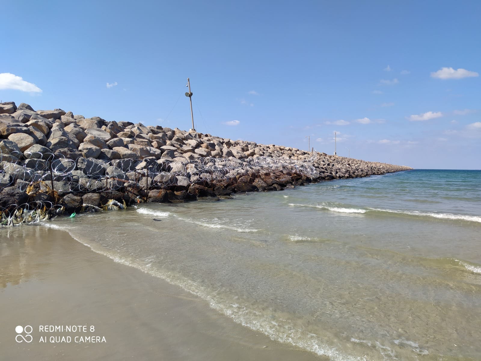 שובר הגלים של נמל המפרץ (צילום: מוטי מנדלסון)