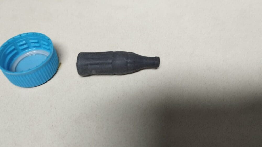  בקבוק פלסטיק קטן.הפקק הוא רק לקנ"מ (צילום: מוטי מנדלסון)