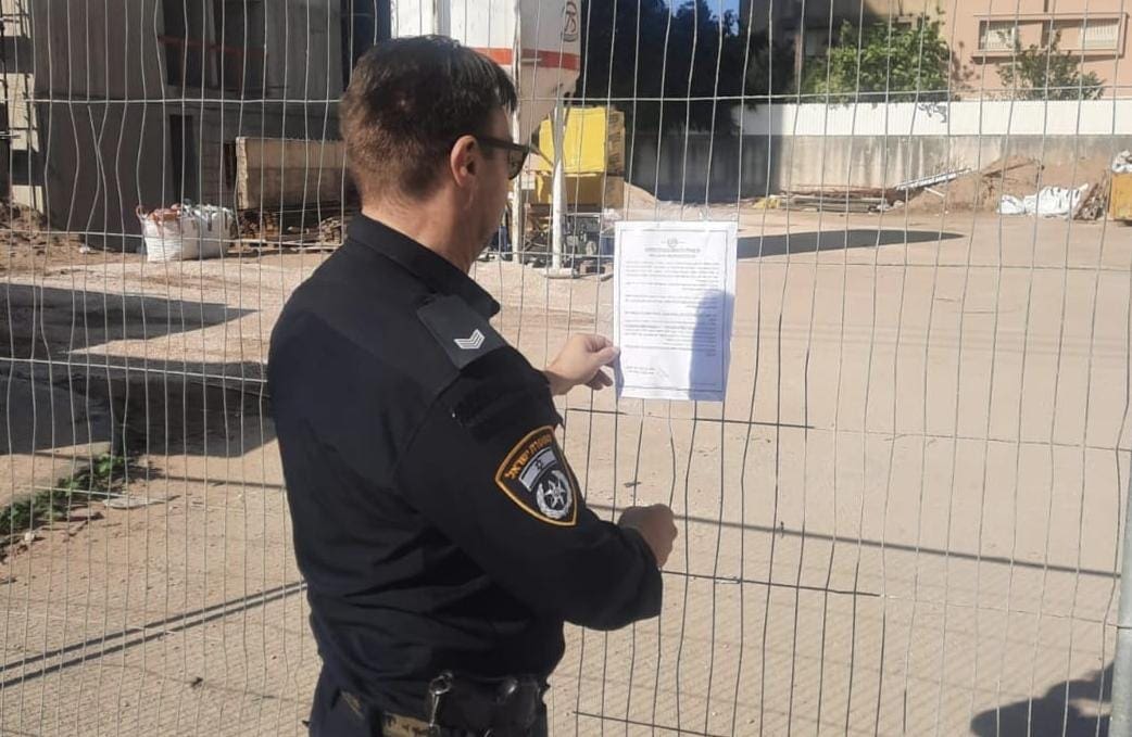 צו סגירה לאתר בנייה במוצקין (צילום: משטרת ישראל)